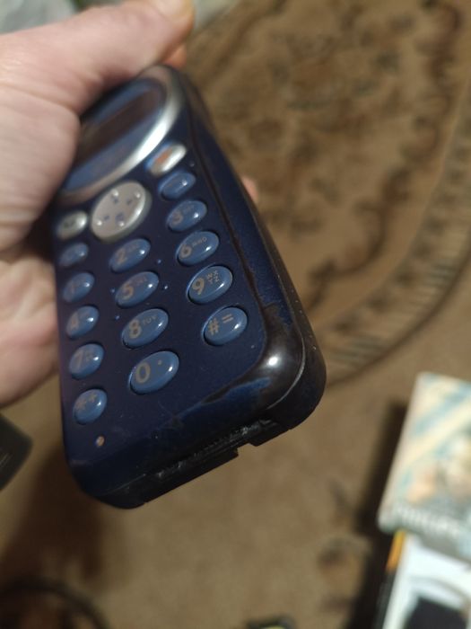 Продам мобильный телефон Philips  D2