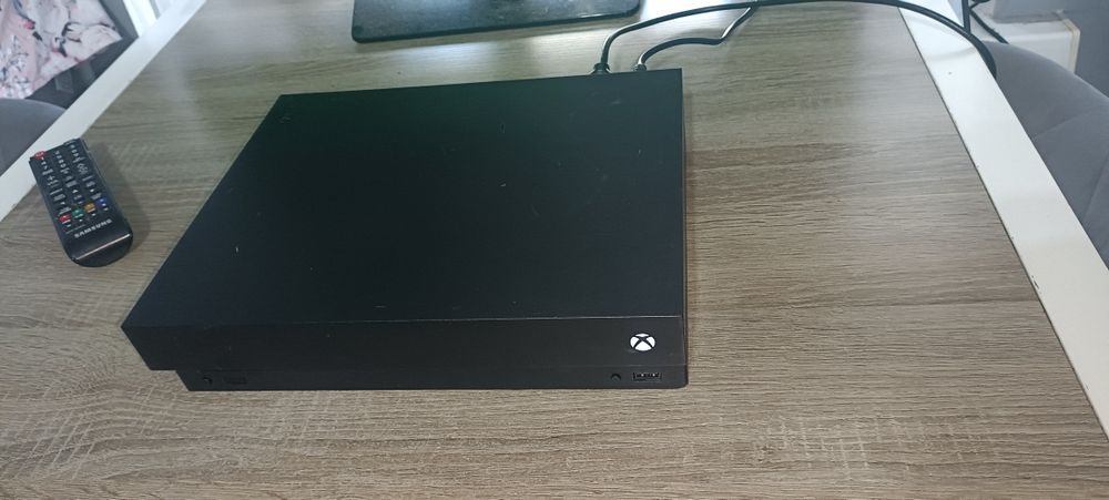 Xbox one x 1 TB po spa sama konsola