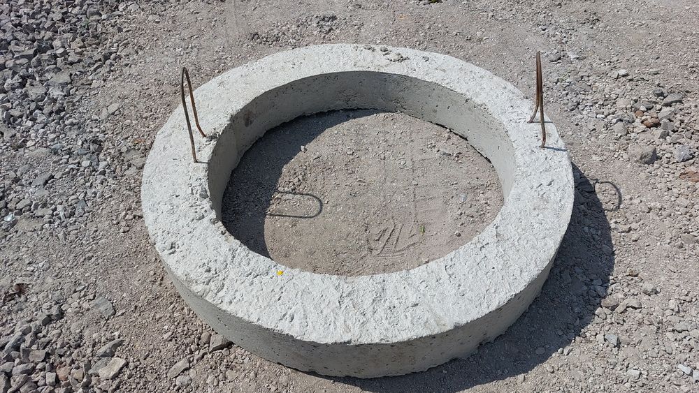 Кільце бетонне. Кришка. Септик. Яма. Екскаватор. Щебінь. Каналізація.