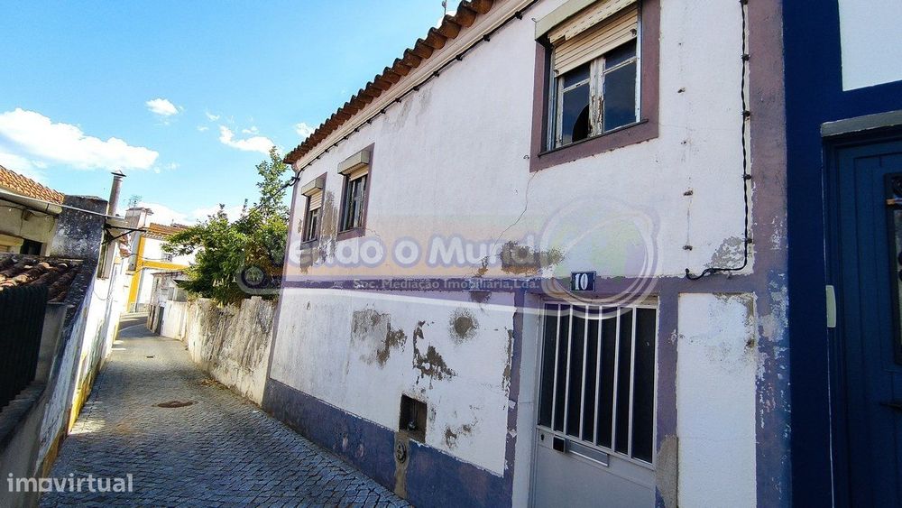 Moradia T2 para recuperar em Mora (MOR090)