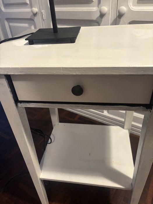 Mesinha de cabeceira e candeeiro  com lâmpada a funcionar