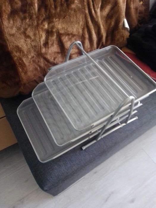 Metalowy segregator na dokumenty że