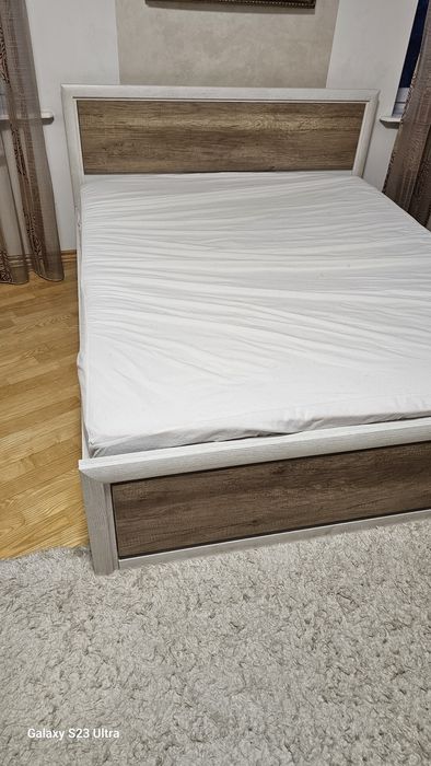 Двоспальне ліжко та шафа