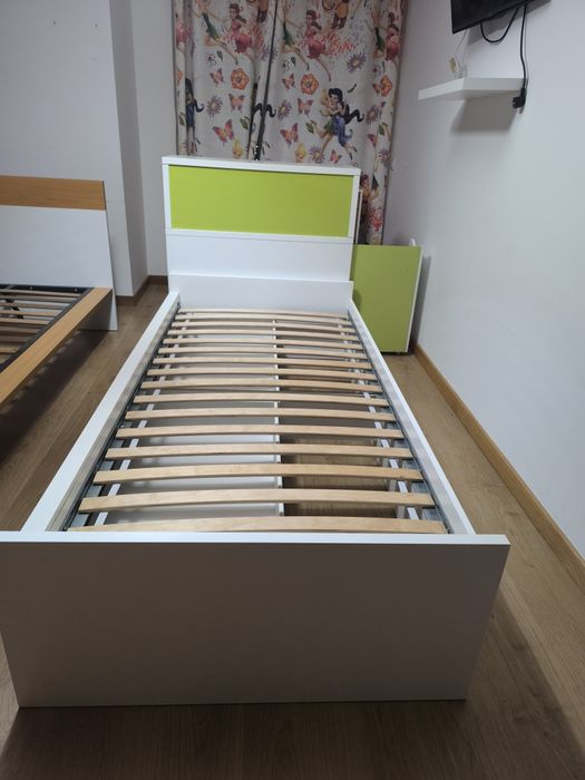 Cama de solteiro + colchão e mesas de cabeceira