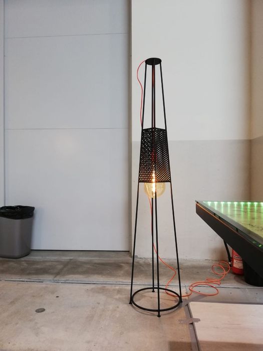 Lampa stalowa czarna - pomysł na prezent