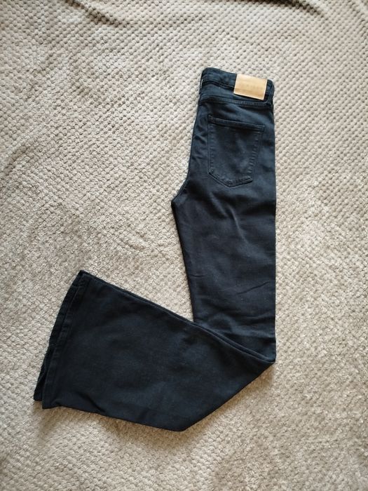 Чорні джинси кльош з високою посадкою