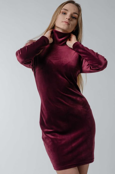 Sukienka welurowa z golfem bordowa