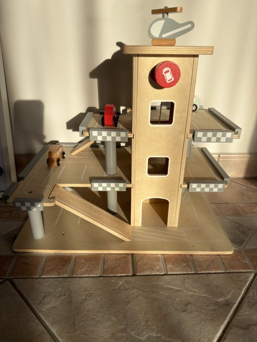 Garaz dla samochodzikiw z lotniskiem