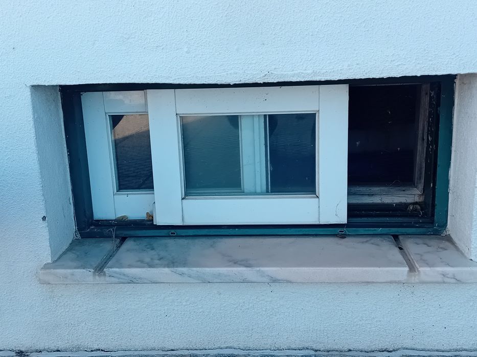 Janelas e portas em alumínio branco