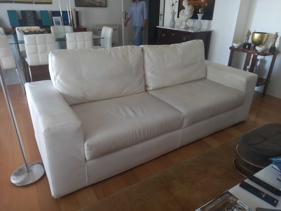 sofá cama moderno em pele