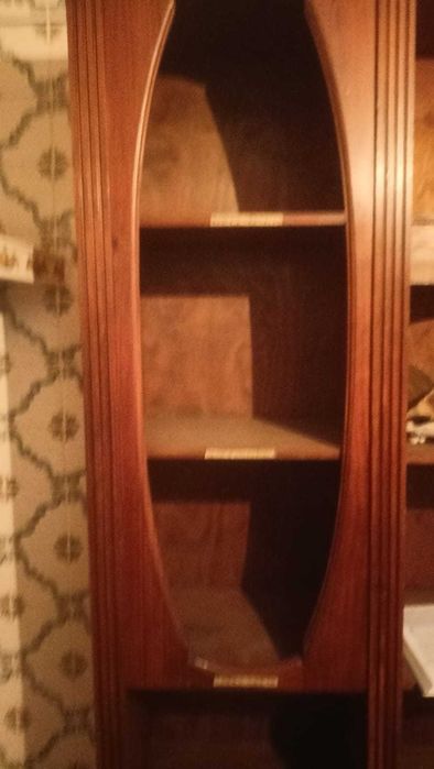 armário usado em livraria e também como garrafeira