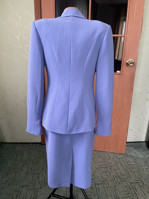 Жіночий офіційно-діловий костюм