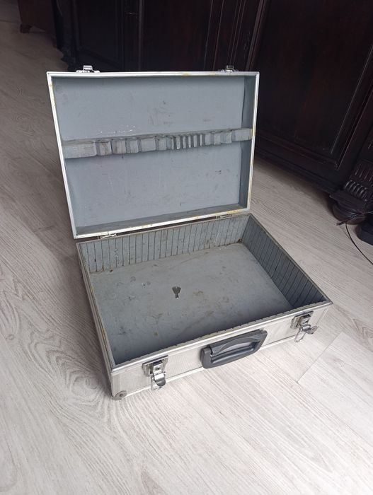 Walizka narzędziowa, kluczyk.