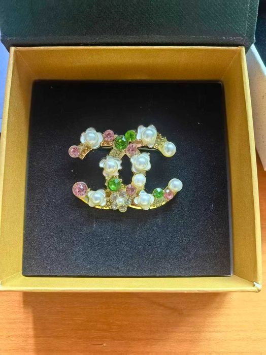 Broszka CHANEL z podwójnym C, perłami i kwiatami
