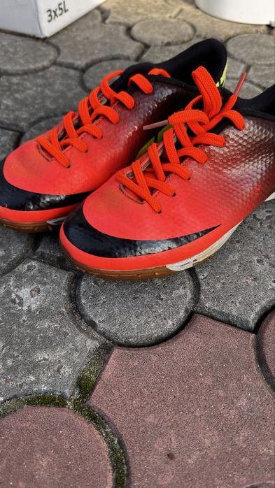 Дитячі бутси для занять футболом