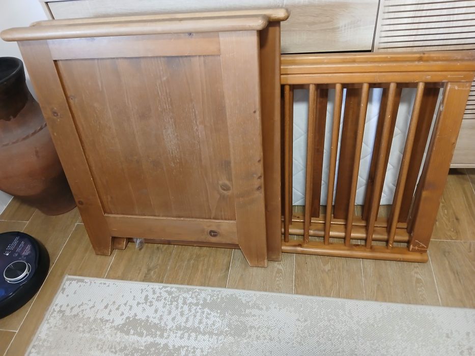 Cama de grades (berço) em madeira  com colchão