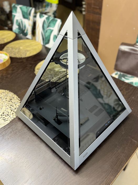 Unikatowa obudowa komputerowa Pyramid Azza 804 ATX