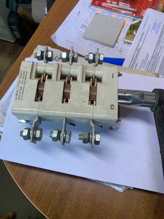 Електро вимикач 660в.