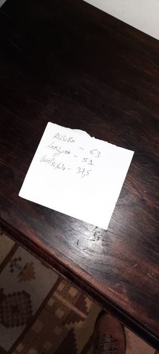 Mesa em madeira escura