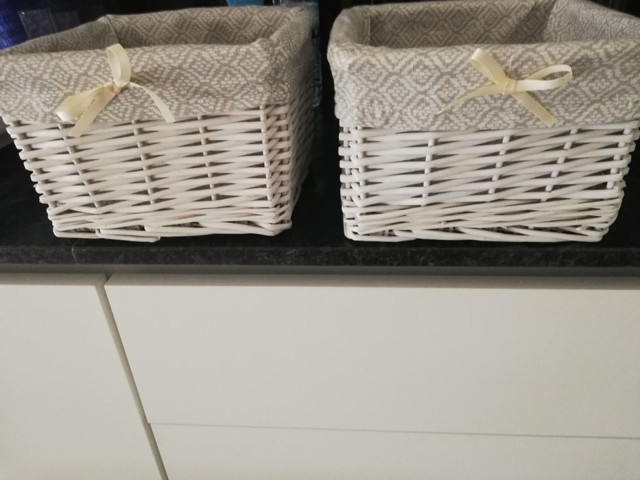 Dois cestos em verga branca