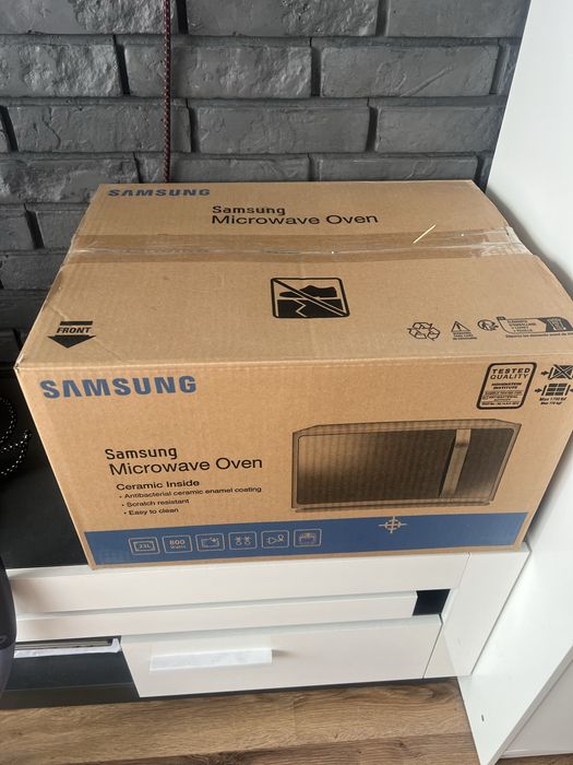 Sprzedam nową kuchenkę mikrofalową Samsung MS23F301TAS/EO