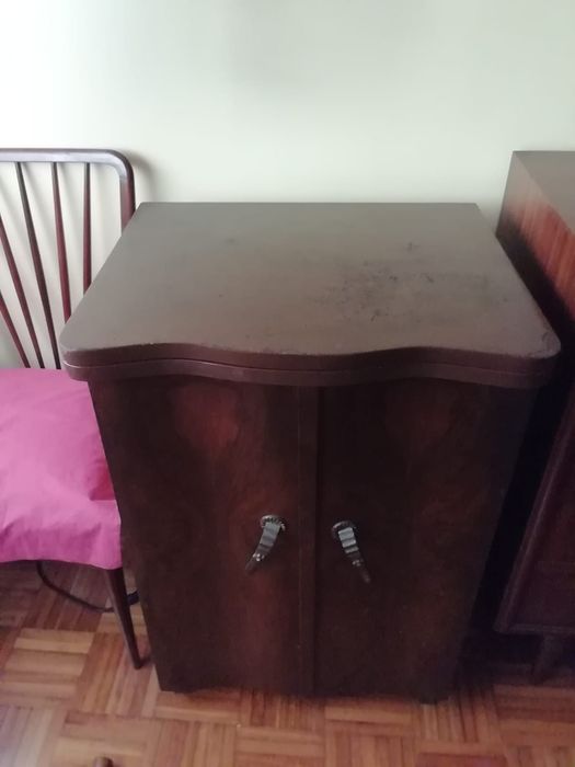 Máquina de costura com movel
