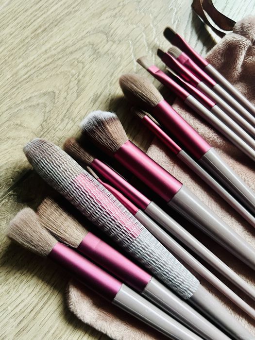 Nowe miękkie profesjonalne pędzle do makijażu w etui