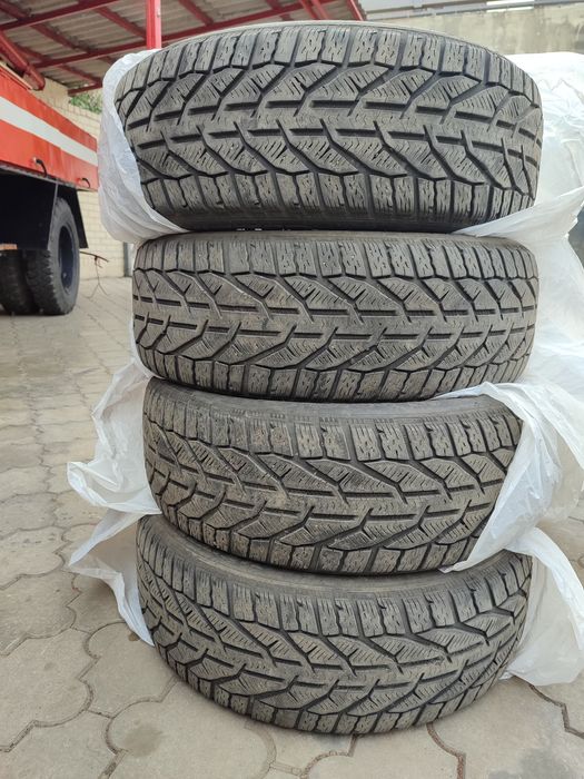 Продам зимову гуму . Резина в гарному стані , 2020 року , розмір 17й .