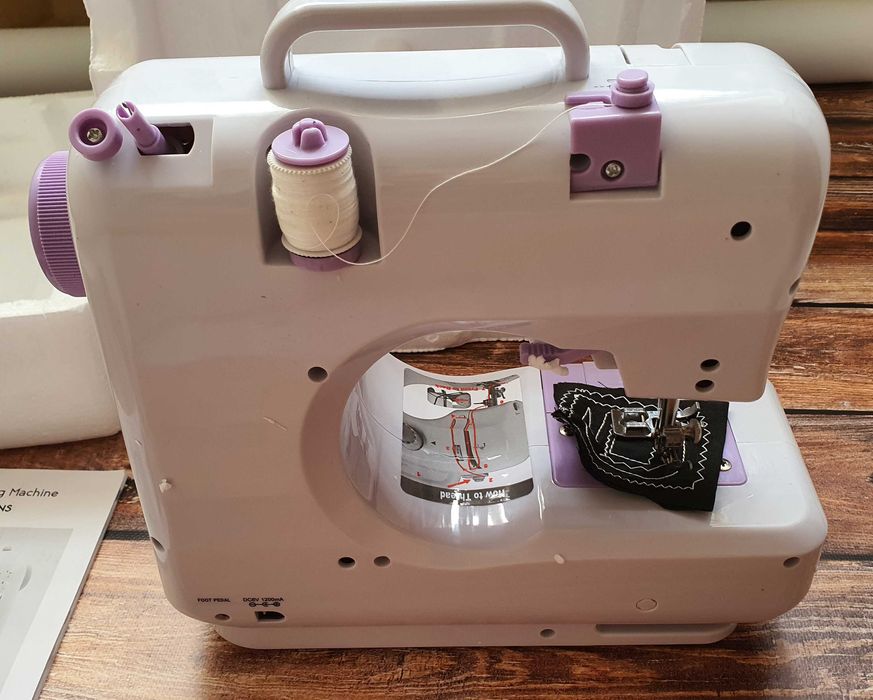 Wielofunkcyjna maszyna do szycia z 12 ściegami