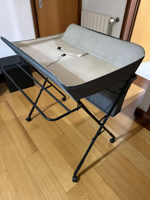 Vendo Trocador com pernas metalicas