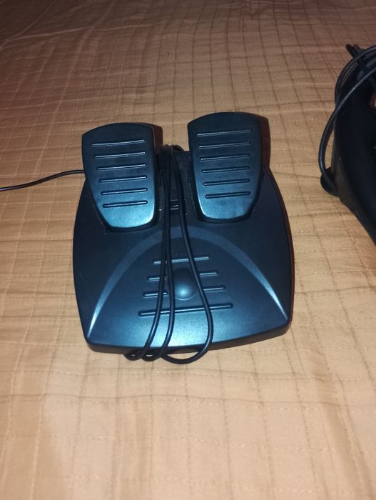 Руль і педалі для комп'ютера.
