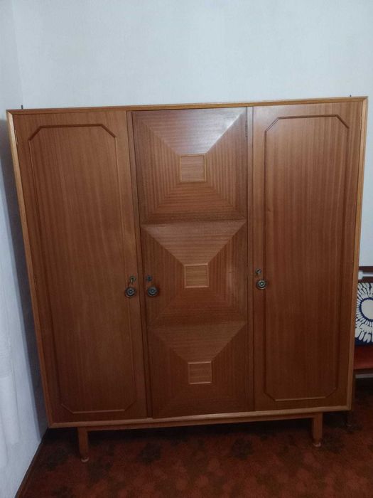 Espaçoso Guarda-vestidos de 3 portas 1,60x0,60m com 3 gavetas