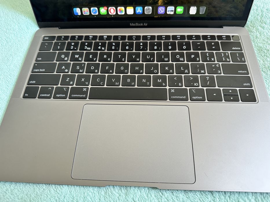 Macbook Air 13 Retina дисплей (2019 год, а1932) идеал