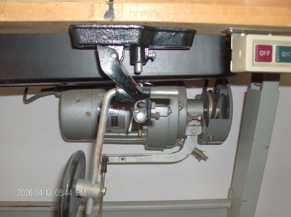 maquina de costura de triplo arrasto boa para pel.
