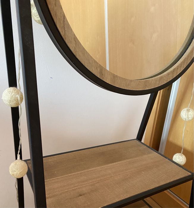 Espelho de pé com prateleiras