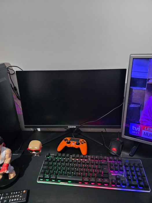 Setup Gaming Completo + Secretária + Monitores + Colunas – Pronto a us