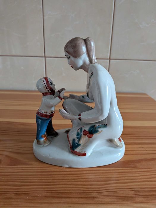 Porcelanowa figurka "Pierwsze kroki" sygnowana