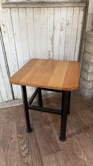 Табуретка з дуба