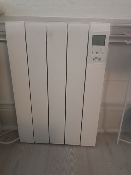 Emissor térmico de marca Ferroli 500 W, silencioso e económico.
