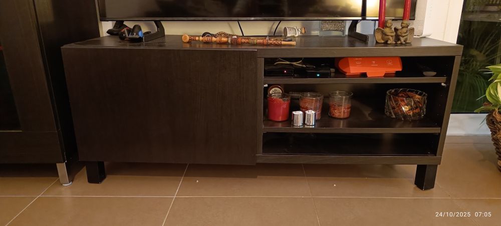 Moveis de sala, um TV e outro bar