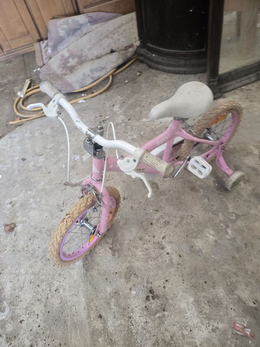 Bicicleta de criança com rodas de apoio
