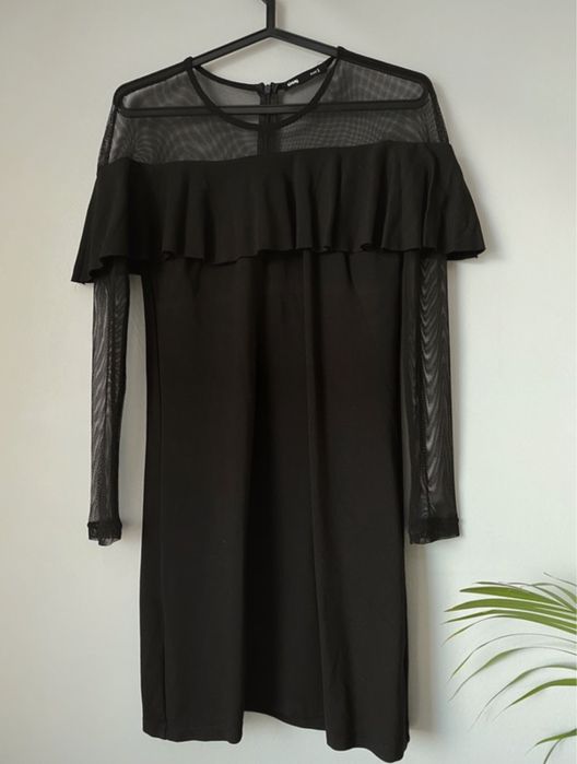 Mała czarna z siateczką i falbankami r. S SinSay