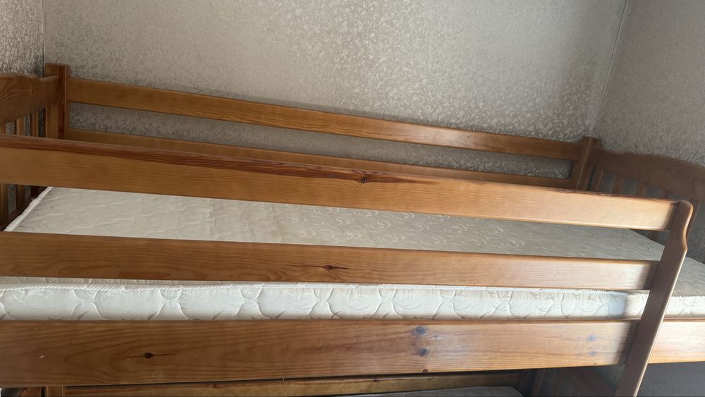 Двохярусне ліжко