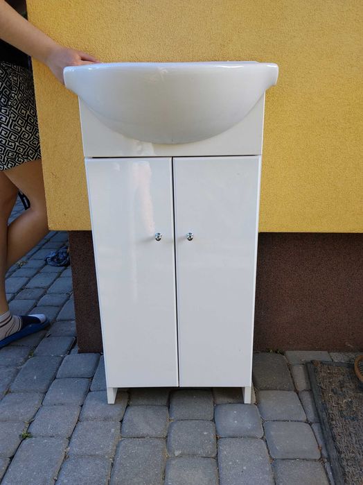 Szafka łazienkowa z umywalką, stan bardzo dobrym