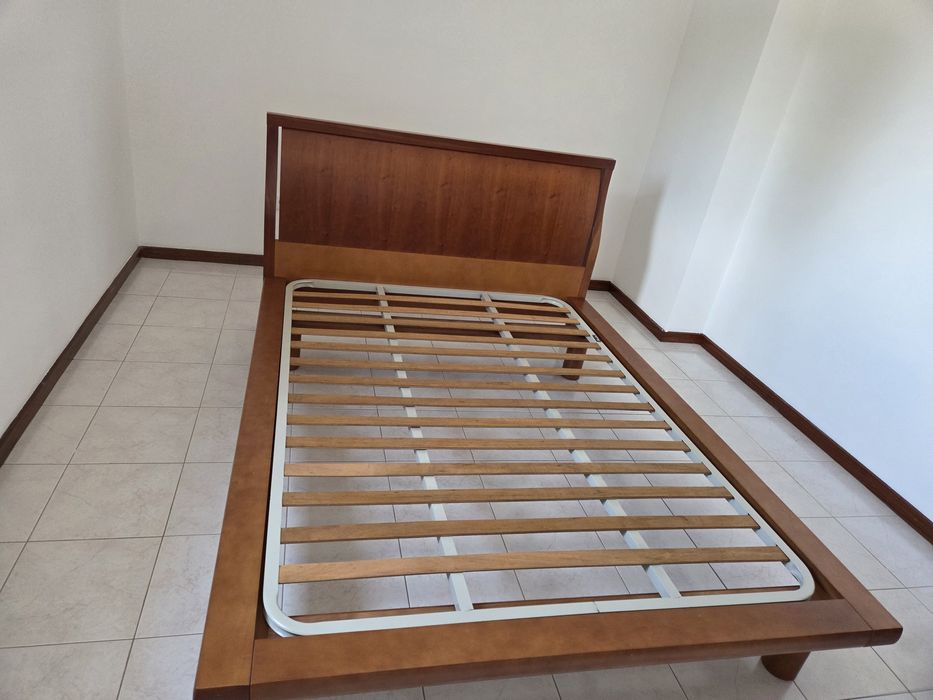 Vendo cama de casal em ótimo estado