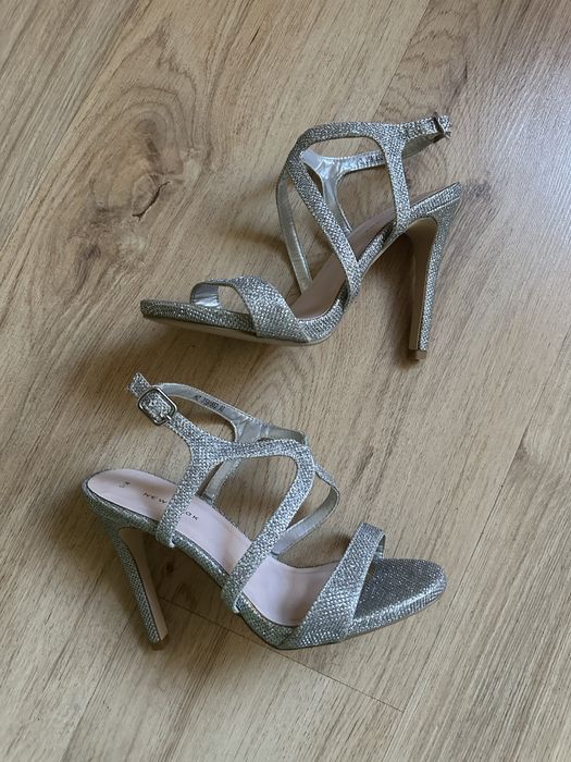Боссоножки серебро блестящие heels New Look