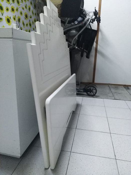 Cama + estrado + colchão + almofadas + cortinados + edredão