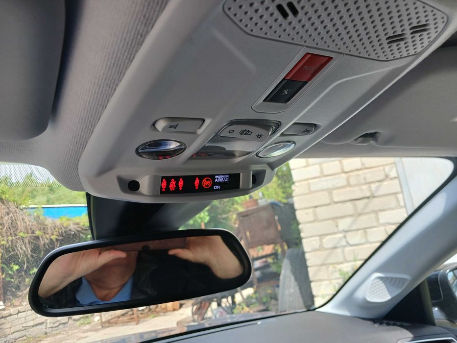 Автомобіль пежо е208 2023 рік