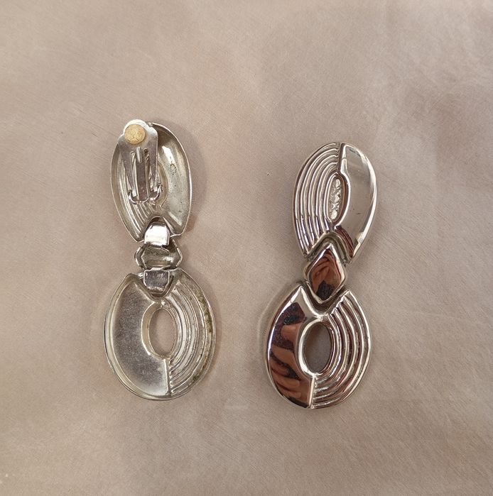 Клипсы из серебристого металла