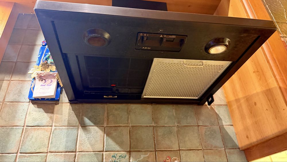 Okap kuchenny AEG 60 cm – kominowy, sprawny, czarny